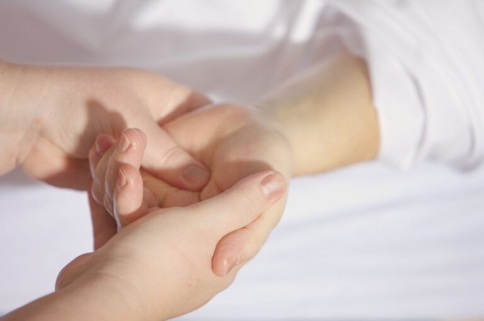 hands-1327811_1920-768x510